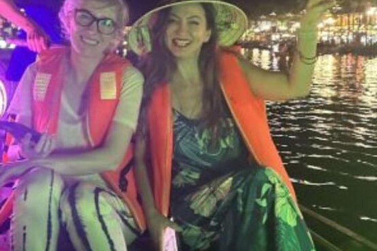 Hoi An: Private night boat Trip & release lantern on river