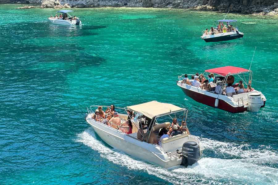 Sarandë: Ionische Küste Versteckte Strände und Höhlen Bootstour. Foto: GetYourGuide Sarandë: Ionische Küste Versteckte Strände und Höhlen Bootstour. Foto: GetYourGuide