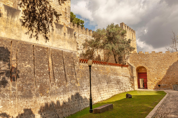 Gå förbi kön: Privat guidad rundtur i Castelo de S. Jorge i Lissabon