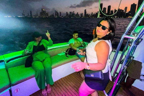 Cartagena: VIP Sunset Yacht Experience in the Bay