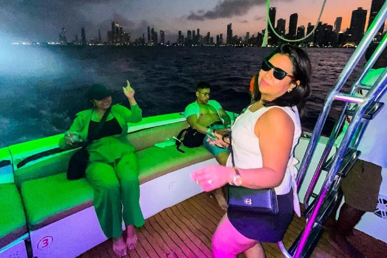 Cartagena: VIP Sunset Yacht Experience in the Bay