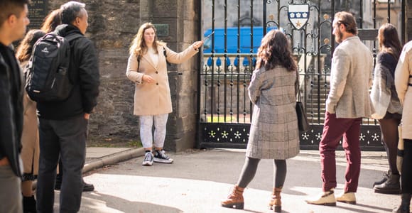 Edinburgh: Old Town Walking Tour with Holyrood Entry