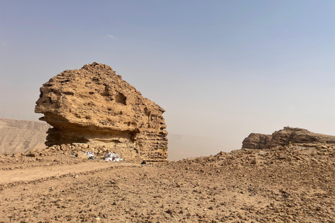 Riyadh: Explore beautiful landscapes through ancient trails Tour guide for historical significance at Edge of The World