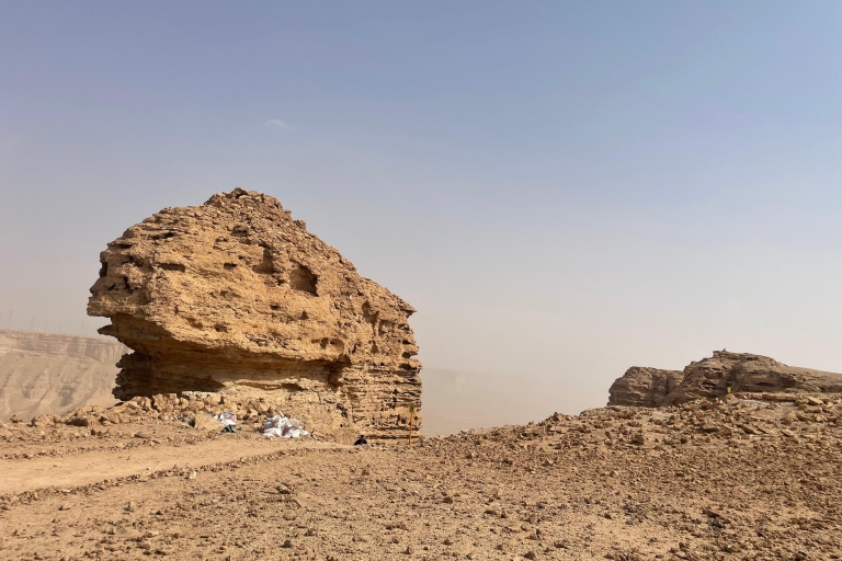 Riyadh: Explore beautiful landscapes through ancient trails Tour guide for historical significance at Edge of The World