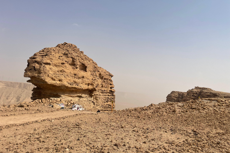 Riyadh: Explore beautiful landscapes through ancient trails Tour guide for historical significance at Edge of The World