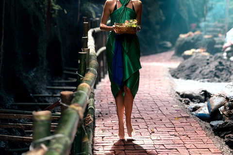 Ritual Melukat en la cascada de Taman Beji Griya