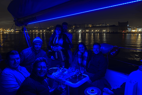 Lisboa: Paseo en Velero con Guía Local y Vino VerdeTour nocturno: Navegando por Lisboa con guía local y vino