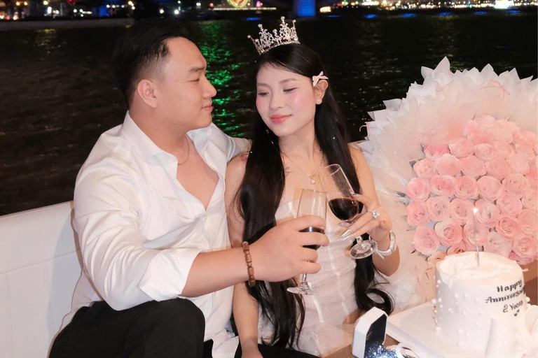 Da Nang: Private Luxury Yacht & Dragon Bridge Fire Show Luxury 2-Hour Ocean Mansion Yacht Charter – 4-Bedroom Bliss