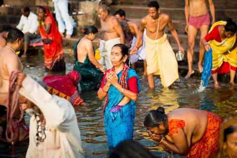 Varanasi. Lever de soleil et matinée en ville. Visite à piedVisite à pied du centre-ville au lever du soleil et le matin