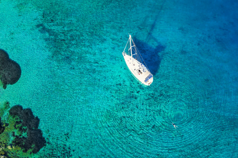 Chania: Zeilcruise met snorkelen & maaltijdVanuit de haven van Kolimvari: Zeilcruise