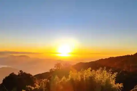Tiger Hill Sunrise and Hiking Tour from Darjeeling