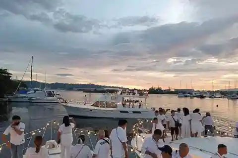 Subic: Yachtkryssning med middag i solnedgången från Manila & Clark