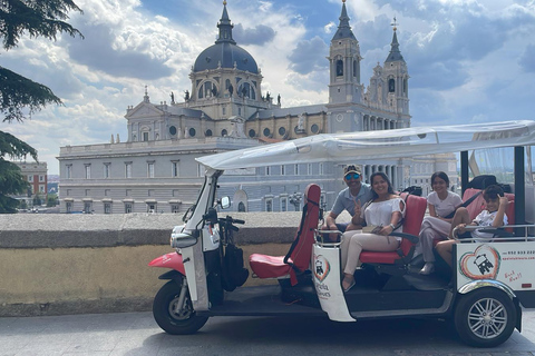 Madrid: Tour privado de la ciudad en Tuk TukMadrid: Tours Privados en Tuk Tuk - 2h