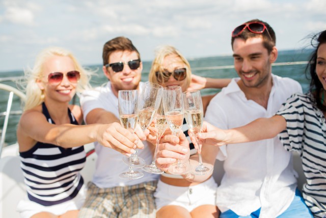 Visit [Charter] Champagne cruising in the best sea of Ishigaki in Colón