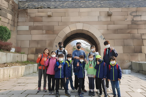 Seoul: Bukaksan Mountain Summit and History Hiking Tour Chinese Guide