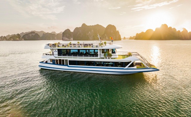 Halong Luxury cruise day trip, buffet lunch & Limousine bus