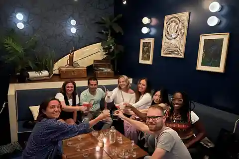 Paris :Solo Travellers Meet-up and Explore fun, great bars