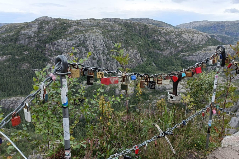 Preikestolen con recogida del hotel o barco con guía