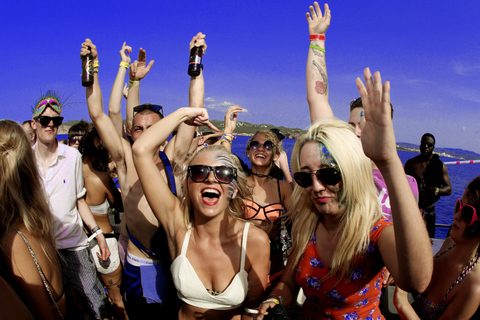 Ibiza Sunset Boat Party met 3 uur open bar + toegang tot 3 clubsIbiza: The Floating Club met drankjes, maaltijd en toegang tot het strand