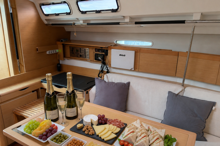 Los Cristianos: Dreamy Small-Group Sailing Trip with Food, Drinks & a Swim Los Cristianos: Soñador Small-Group Sailing Trip with Food, Drinks & a Swim