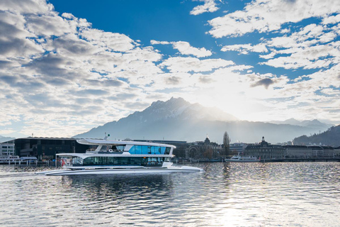 Lucerne: Lake Cruise & Old Town Tour w/ Guide & Photographer