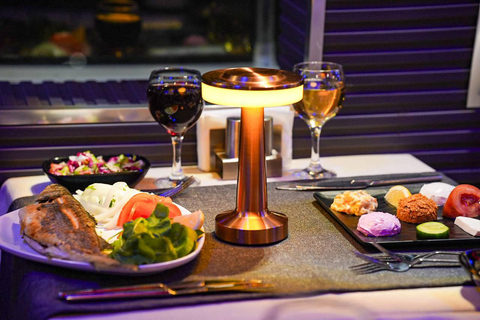 رحلة عشاء بحرية في مضيق البوسفور مع مشروبات وترفيه غير محدودمشروبات غازية غير محدودة وبدون تحويل