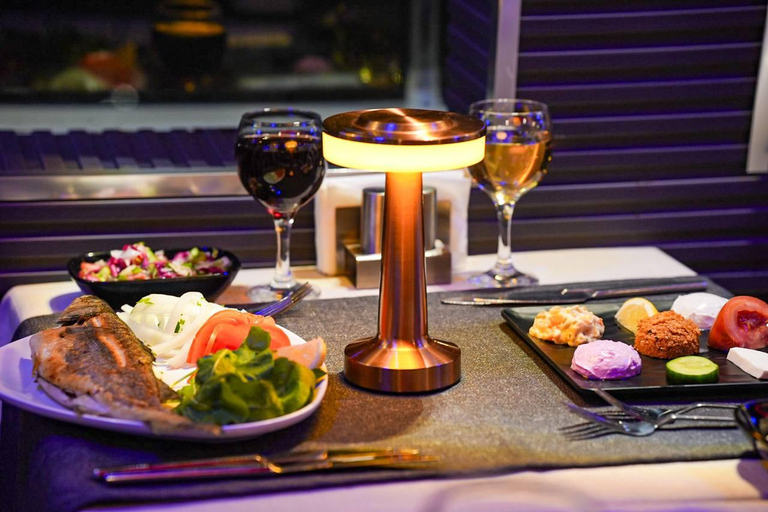 رحلة عشاء بحرية في مضيق البوسفور مع مشروبات وترفيه غير محدودمشروبات غازية غير محدودة وبدون تحويل