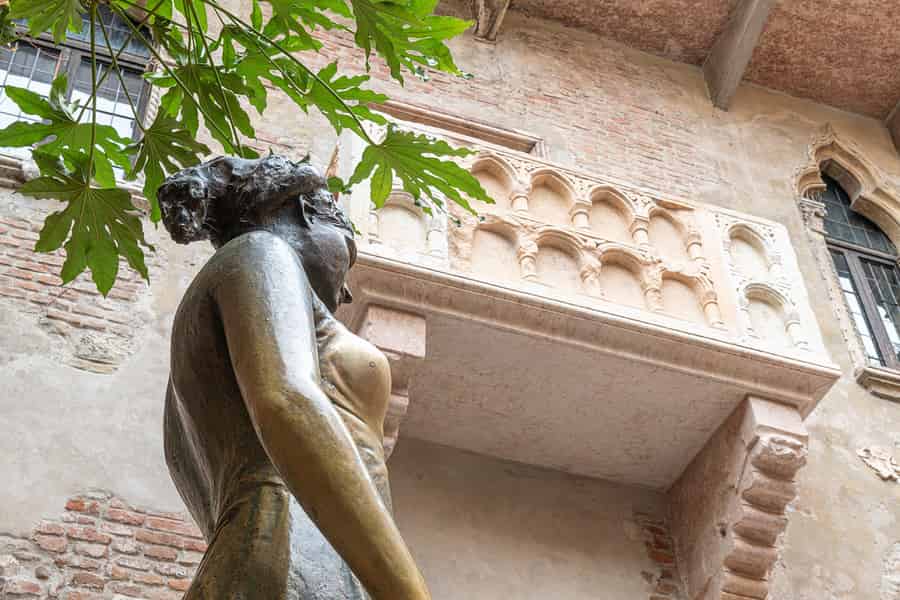 Verona: Julias Innenhof und Eintrittskarte für das Teatro. Foto: GetYourGuide