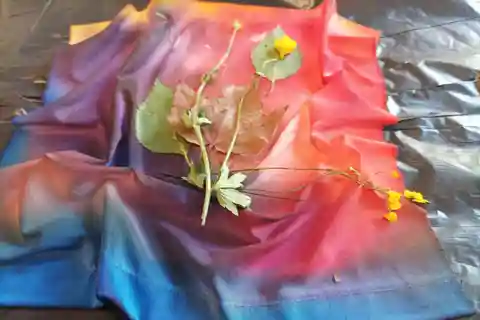Teinture facile des tissus dans la maison confortable d'une créatrice de vêtements