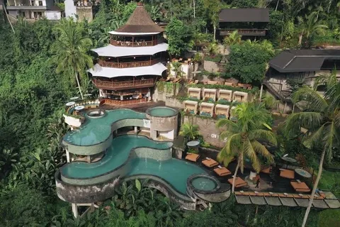 Cretya Ubud Piscina infinita, cachoeira escondida, templo e almoço