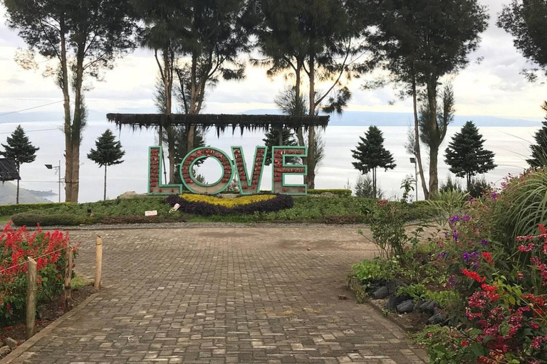 Medan: Discover the Best of Sumatra Day Trip! Medan: Lake Toba Tour