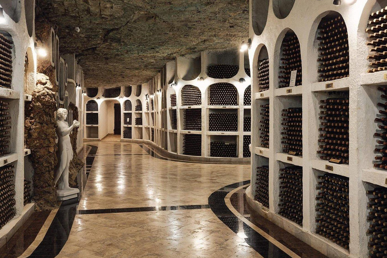 Mołdawia: winnica Cricova, Stary Orhei i klasztor CurchiMołdawia: klasztor Curchi, Orheiul Vechi i winiarnia