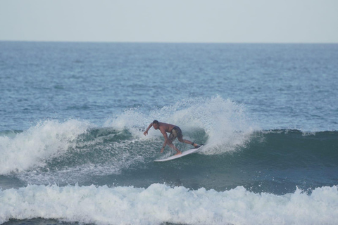 Medewi : Leçon de surf en groupe pour débutants et intermédiaires