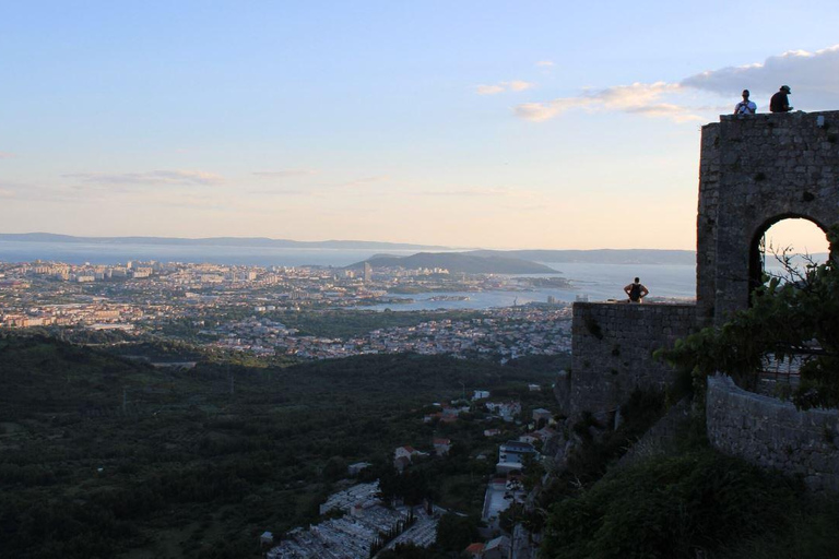 Split: Visita panorámica de la ciudad al atardecer en KlisExcursión nocturna al atardecer en Klis