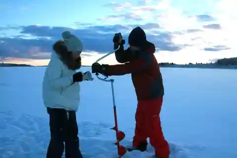 Luleå: Abenteuer Eisfischen auf dem gefrorenen Meer