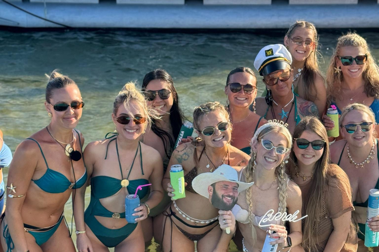 Fort Lauderdale: Private Party Boat Charter for Up to 22 2-Hour Private Charter for Up to 22
