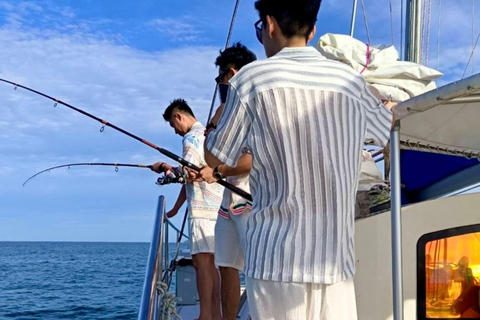Phuket : excursion en yacht avec déjeuner sur les îles Coral et RachaPhuket : excursion en yacht vers les îles Coral et Racha avec déjeuner