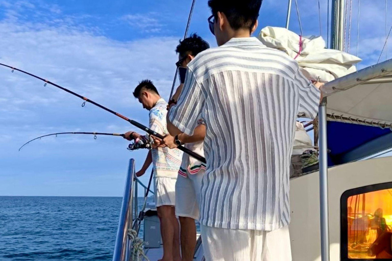 Phuket : excursion en yacht avec déjeuner sur les îles Coral et RachaPhuket : excursion en yacht vers les îles Coral et Racha avec déjeuner