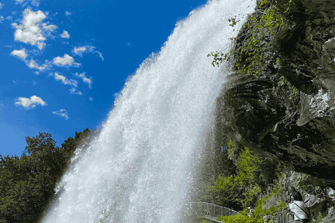 Wycieczka z przewodnikiem: Hardangerfjord, wodospady i przeprawa promem