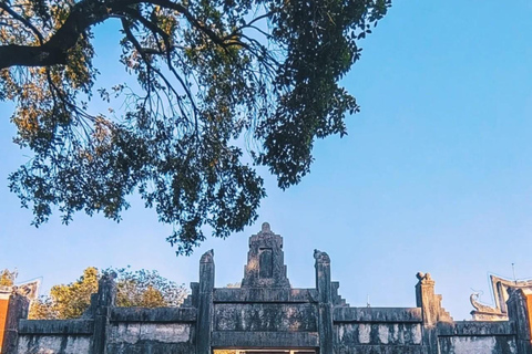 Guilin: Private Wen & Wu Temple Tour with Red Rock Village