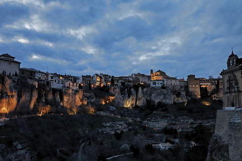 Cuenca: Nighttime Highlights Walking Tour in Spanish