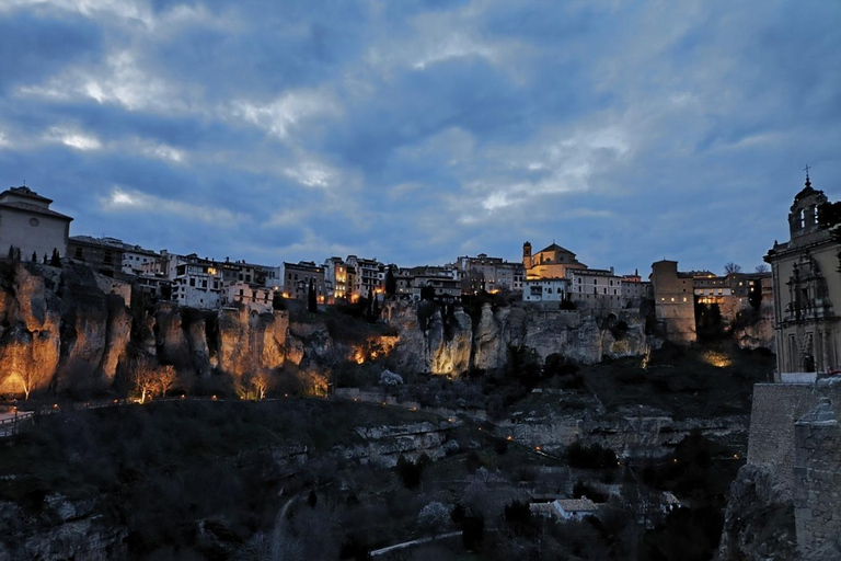 Cuenca: Nighttime Highlights Walking Tour in Spanish