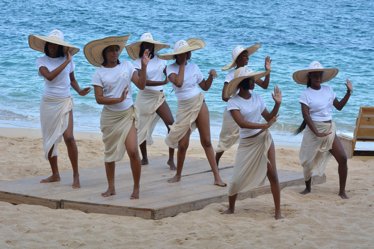 Falmouth: Bamboo Beach Club VIP-toegang + Lunch & CocktailsOphaalservice in Falmouth Trelawny Area Hotel