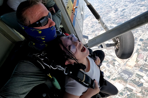 Thaïlande : Saut en parachute en tandem au-dessus de la côte estService de navette pour Bangkok