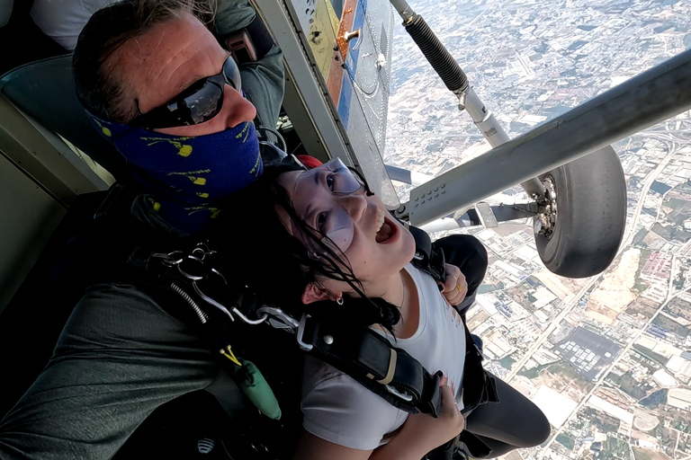 Thaïlande : Saut en parachute en tandem au-dessus de la côte estService de navette pour Bangkok