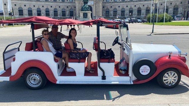 Vienna: Sightseeing Tour in an 10 seats electric classic car