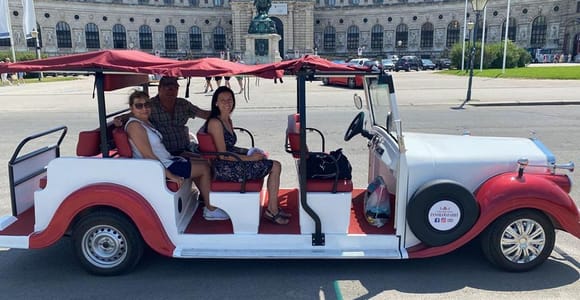 Vienna: Sightseeing Tour in a Classic Style Car