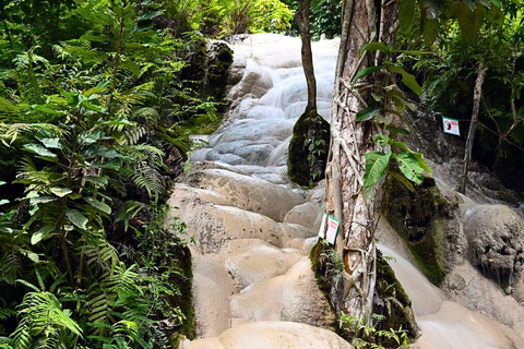 Genieße den Sticky Waterfall und den Chet Si Fountain National Park