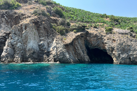 Kuşadası: Sunrise Boat Cruise with Breakfast & Swim Stops