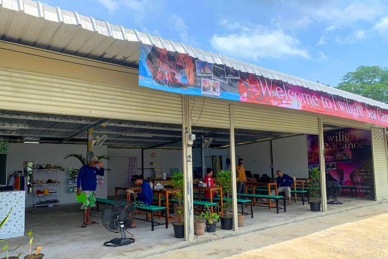 Canoa marina al crepuscolo verso l&#039;isola di James Bond con plancton incandescenteServizio di prelievo in hotel a Phuket